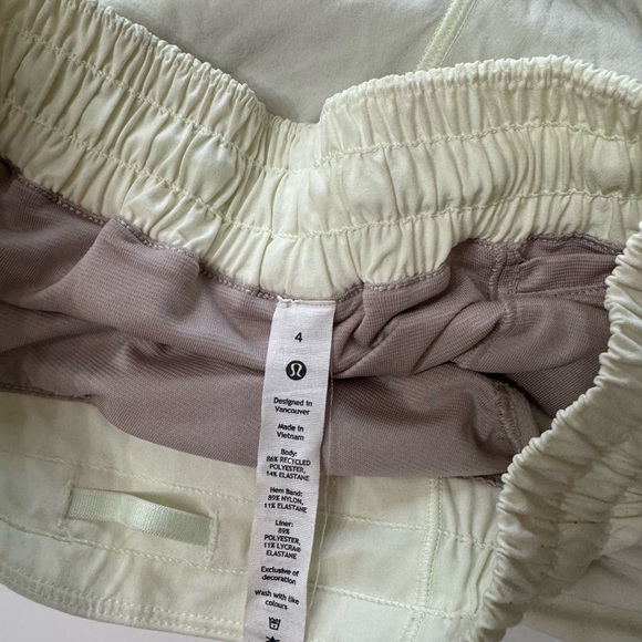 Lululemon Hotty Hot Low-Rise Lined Shorts 2.5” Size 4 - Picture 5 of 5